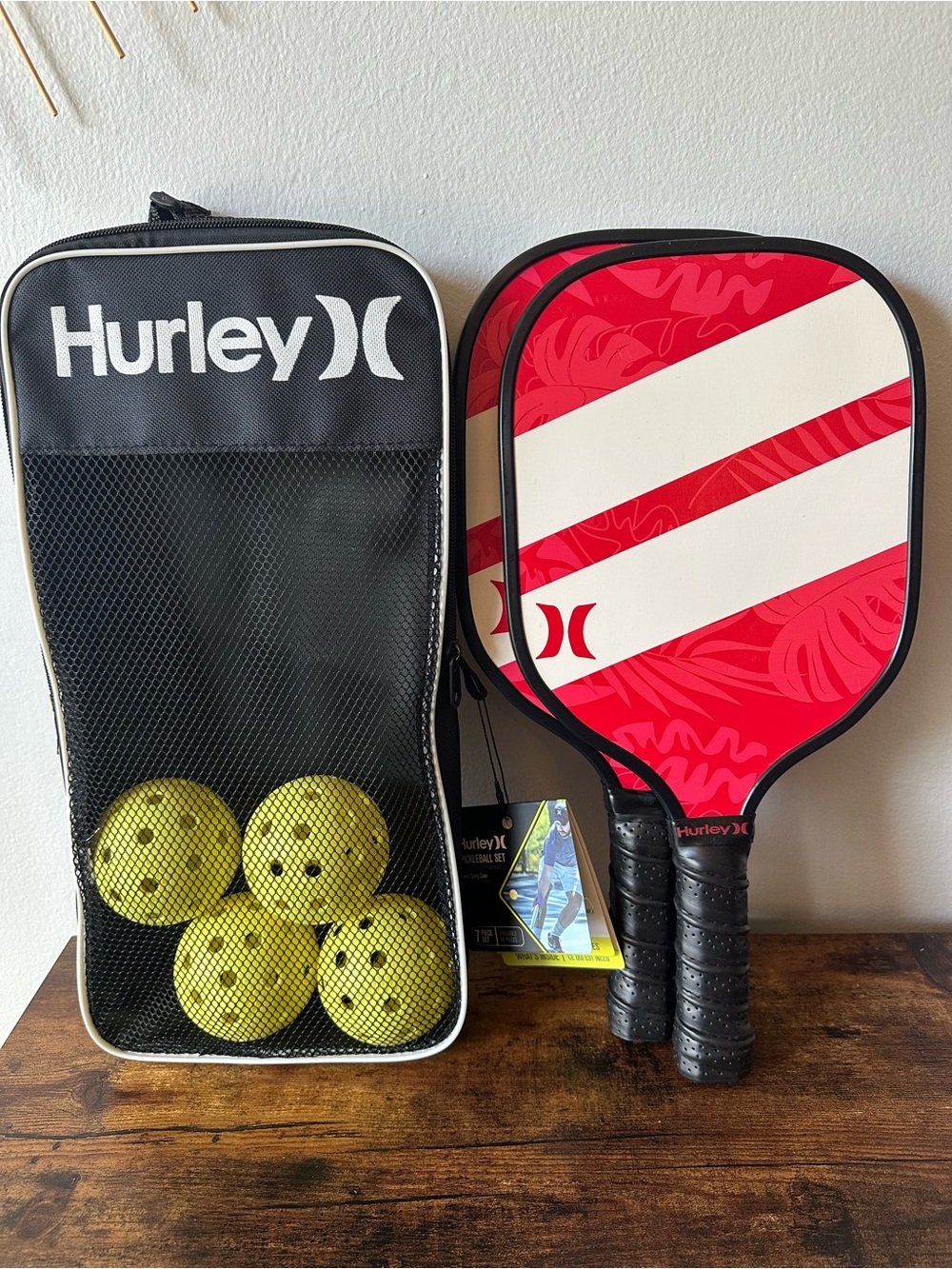 Hurley Red & White Retro Pickleball Paddle Set w/ Black Case & Yellow Balls NWT